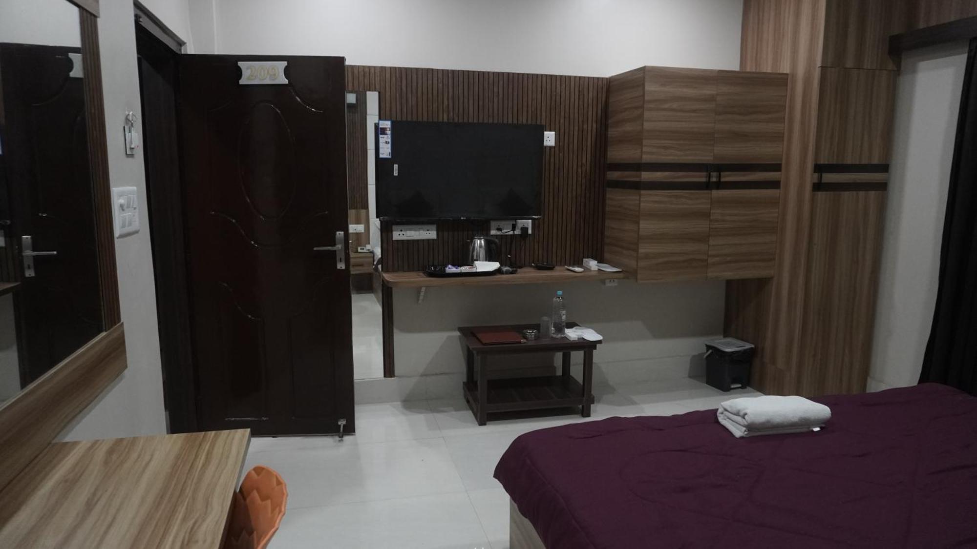 Hotel Himalaya Agartala Extérieur photo